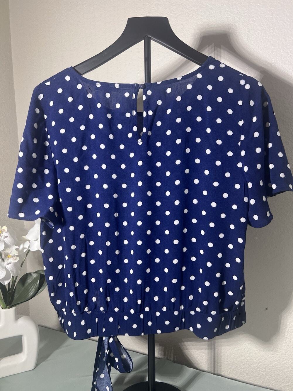 Socialite Navy Blue Polka Dot Blouse, size XL w/ Tie Hem (Flaw) Black